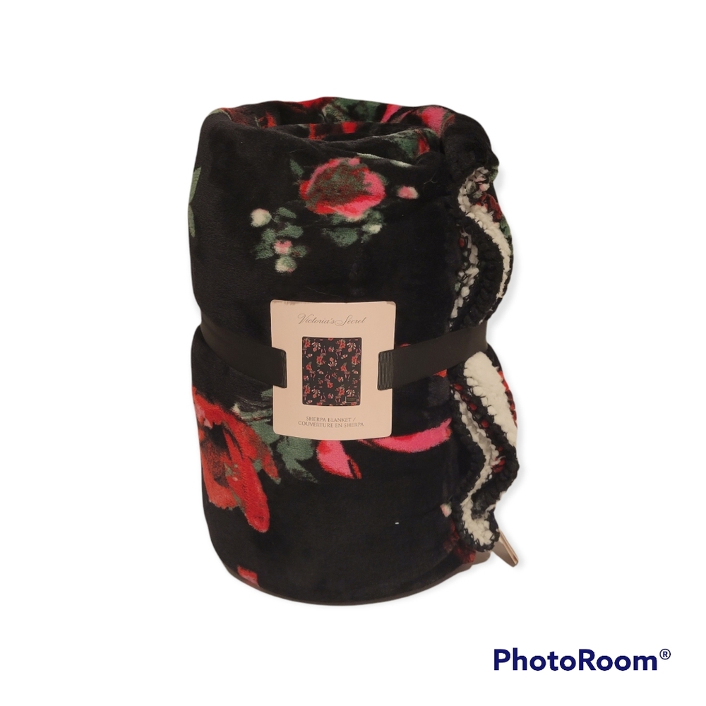 Victoria's Secret 50 x 60 in sherpa blanket black/red rose NWT